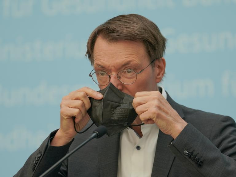 Bundesgesundheitsminister Karl Lauterbach (SPD) Ende Juni 2022 bei einer Pressekonferenz in Berlin
