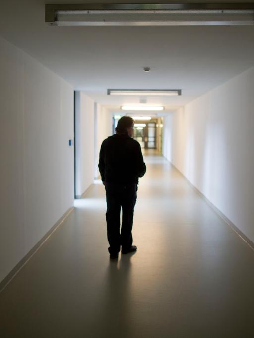 Ein Justizbeamter in der Justizvollzugsanstalt in Hünfeld in Hessen in einem der Gänge des Gebäudekomplexes. 