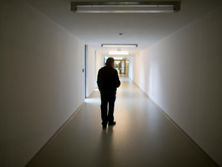 Ein Justizbeamter in der Justizvollzugsanstalt in Hünfeld in Hessen in einem der Gänge des Gebäudekomplexes. 