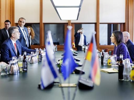 Israels Außenminister Eli Cohen, Bundesaußenministerin Annalena Baerbock und weitere Personen sitzen im Auswärtigen Amt in Berlin um einen Tisch.