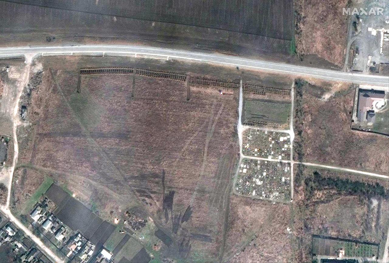 Ein Satellitenbild, das Massengräber zeigen soll. Ein Satellitenbild, das Massengräber zeigen soll.