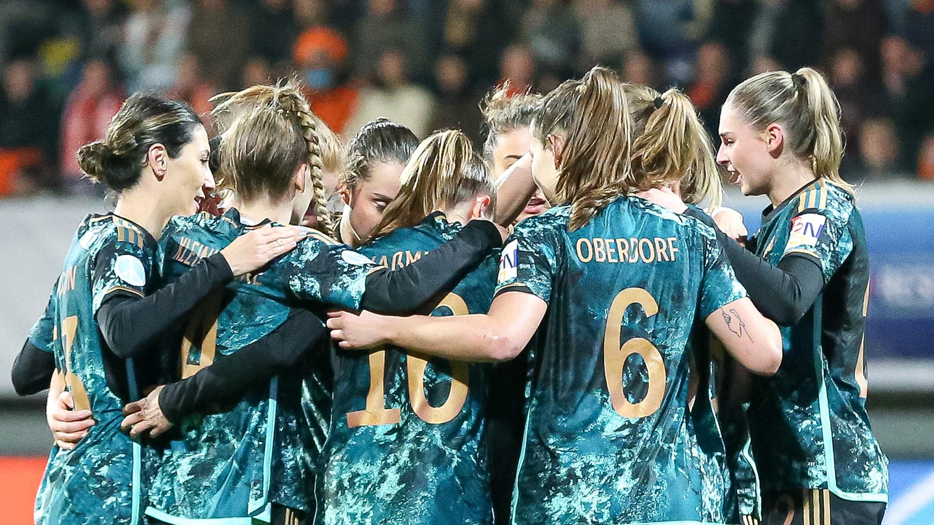 Die deutschen Fußball-Nationalspielerinnen im Spiel gegen die Niederlande Die deutschen Fußball-Nationalspielerinnen im Spiel gegen die Niederlande