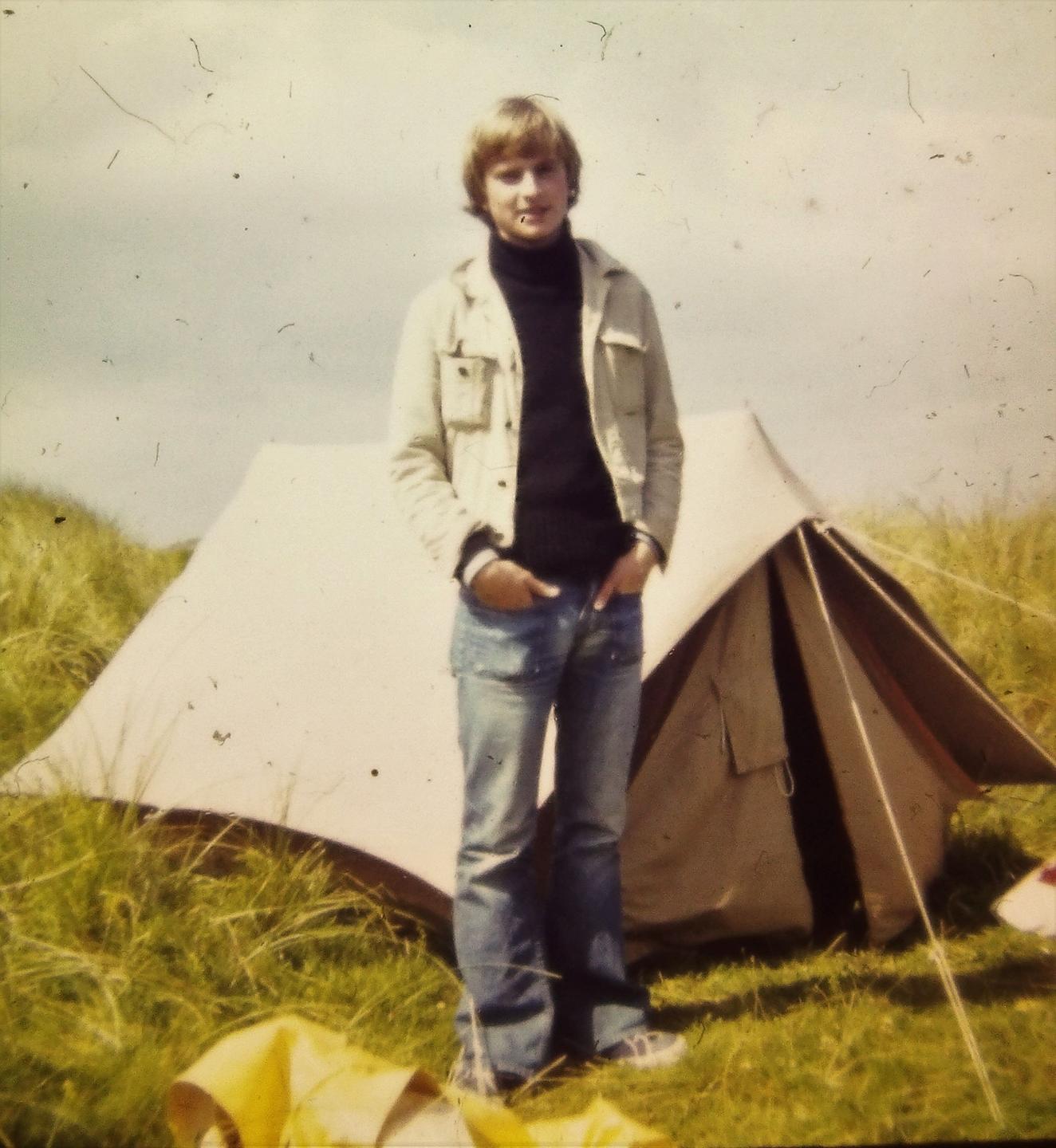 Peter Strunk posiert während seines Interrailurlaubs 1973 vor einem Zelt für ein Foto.
