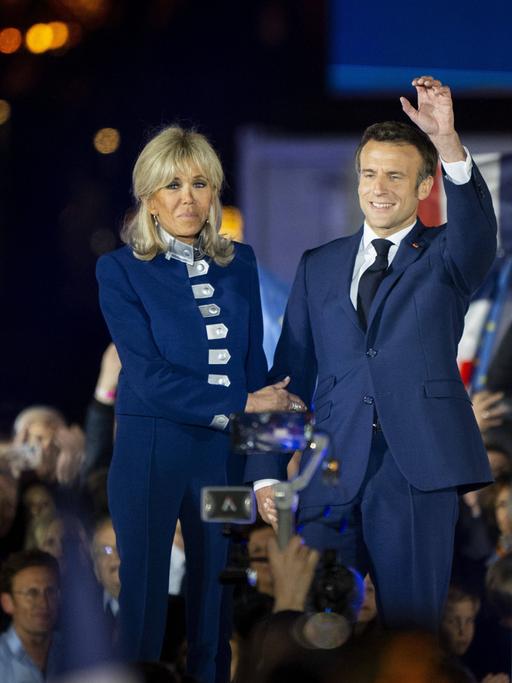Emmanuel Macron jubelt mit seiner Frau über den Wahlsieg.