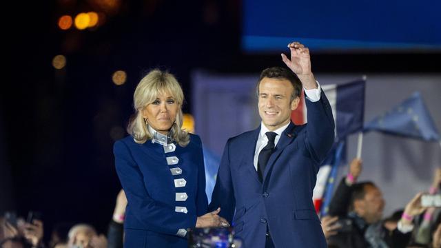 Emmanuel Macron jubelt mit seiner Frau über den Wahlsieg. Emmanuel Macron jubelt mit seiner Frau über den Wahlsieg.