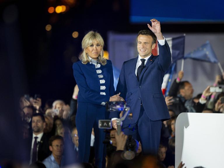 Emmanuel Macron jubelt mit seiner Frau über den Wahlsieg.