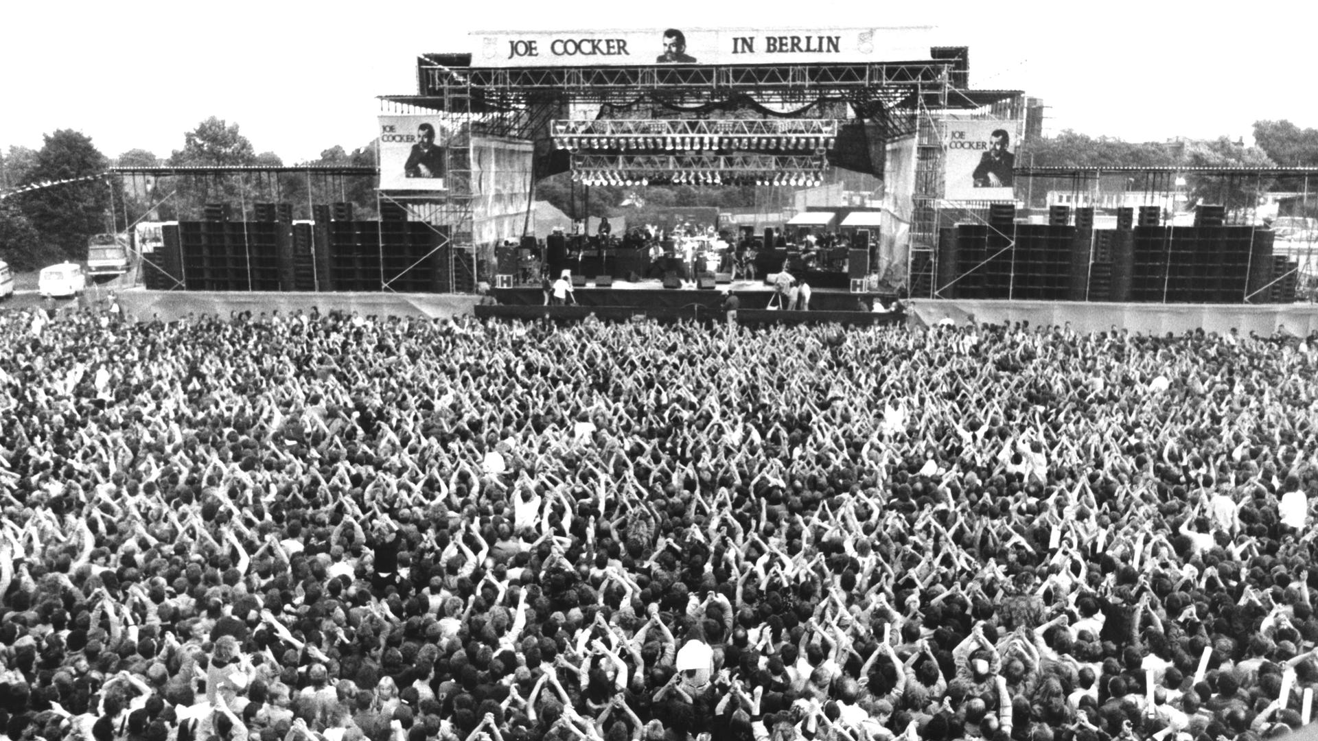 Rund 85.000 Fans jubeln am 1.Juni 1988 auf den Sportplätzen der Radrennbahn Berlin-Weissensee (DDR) dem britischen Rockmusiker Joe Cocker zu. Rund 85.000 Fans jubeln am 1.Juni 1988 auf den Sportplätzen der Radrennbahn Berlin-Weissensee (DDR) dem britischen Rockmusiker Joe Cocker zu.