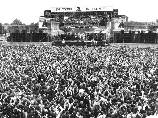 Rund 85.000 Fans jubeln am 1.Juni 1988 auf den Sportplätzen der Radrennbahn Berlin-Weissensee (DDR) dem britischen Rockmusiker Joe Cocker zu. 