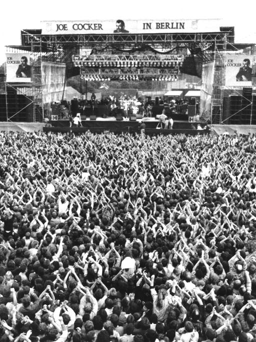 Rund 85.000 Fans jubeln am 1.Juni 1988 auf den Sportplätzen der Radrennbahn Berlin-Weissensee (DDR) dem britischen Rockmusiker Joe Cocker zu. 