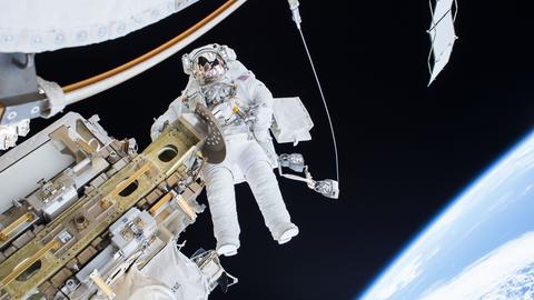 Der Weltraum kann – wie von Elton John besungen – für einen „Raketenmann“ ein sehr einsamer Ort sein