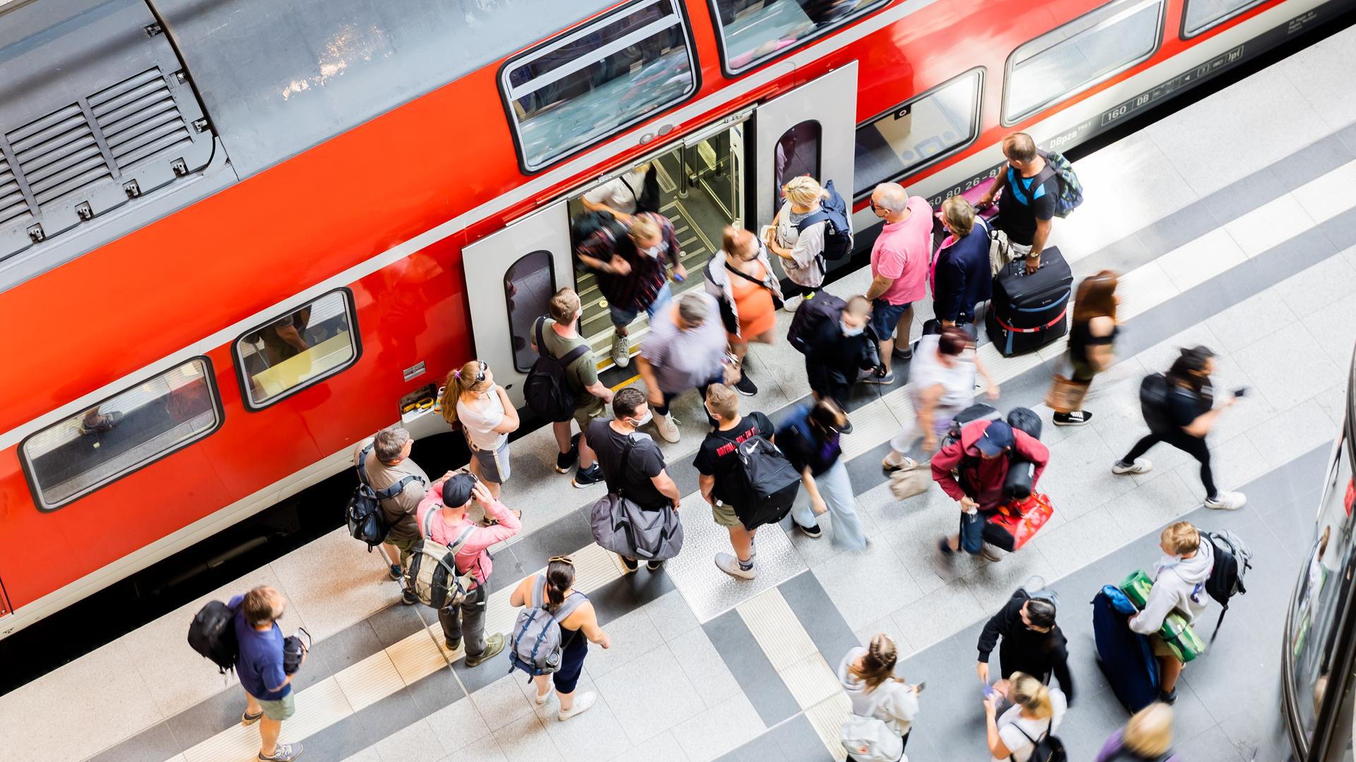 Millionen Menschen haben im ersten Gültigkeitsmonat das 9-Euro-Ticket gekauft. Millionen Menschen haben im ersten Gültigkeitsmonat das 9-Euro-Ticket gekauft.