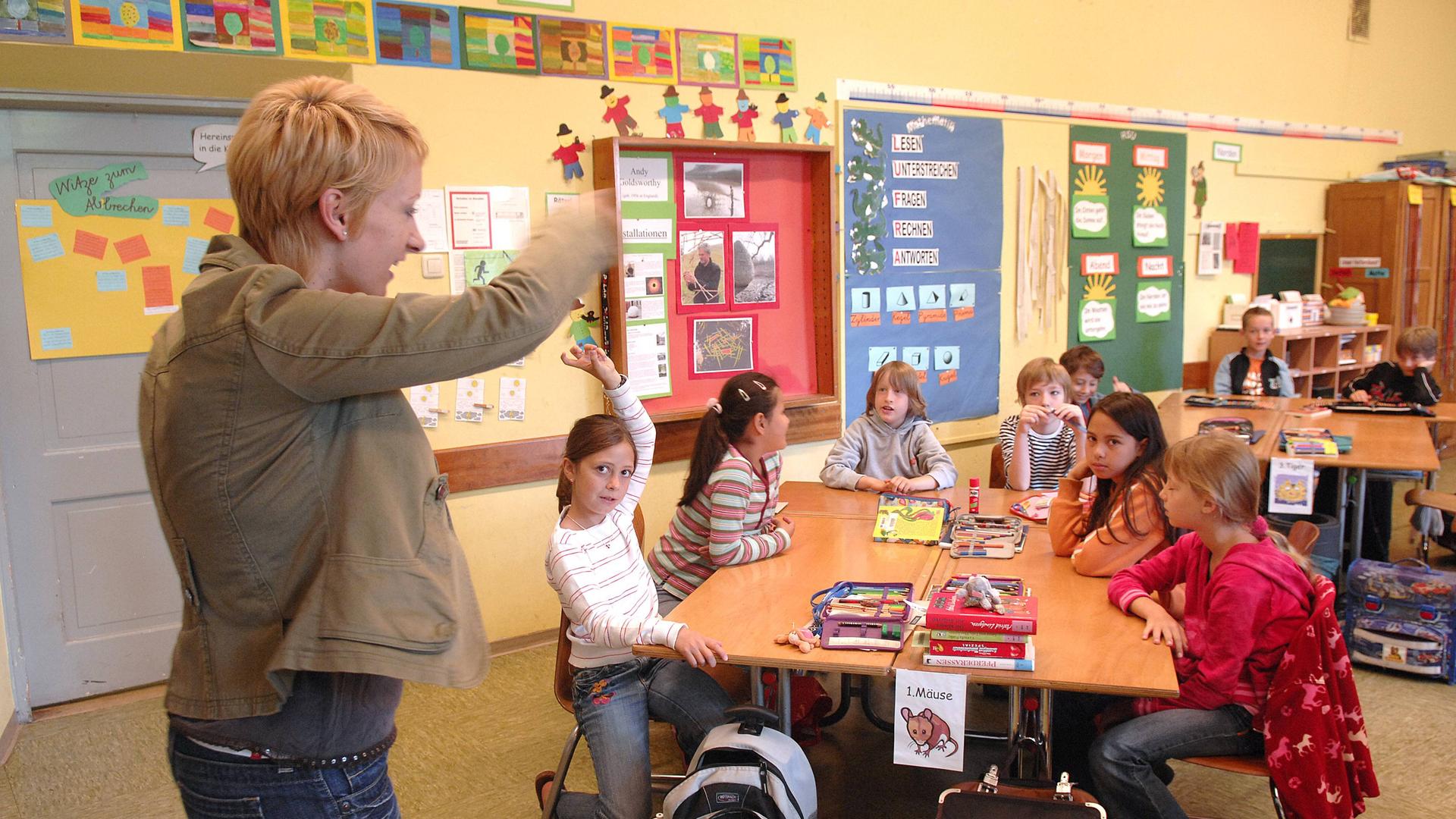 Eine Lehrerin steht vor einer Grundschulklasse. Eine Lehrerin steht vor einer Grundschulklasse.