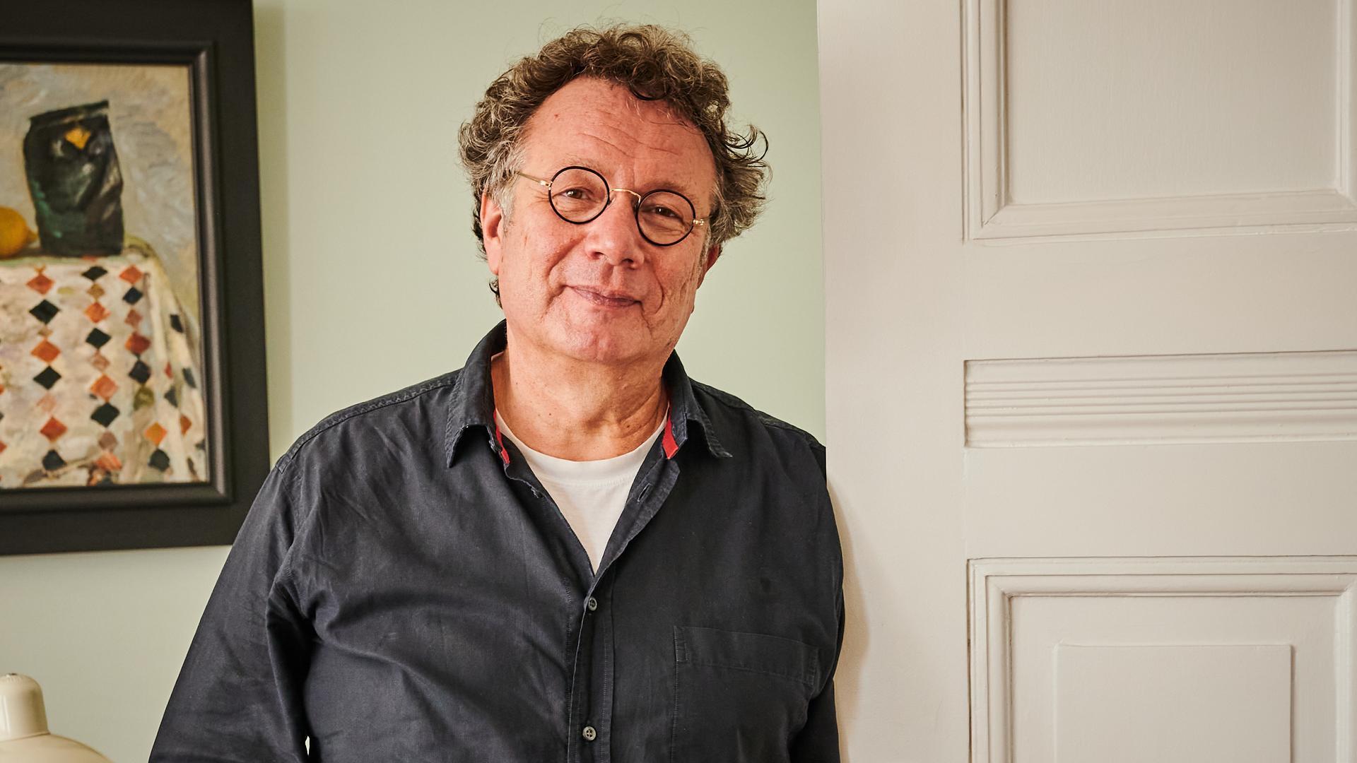 Schriftsteller Ingo Schulze lehnt in seiner Wohnung in Charlottenburg an der Tür. Schriftsteller Ingo Schulze lehnt in seiner Wohnung in Charlottenburg an der Tür.