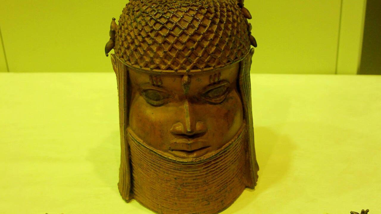 Eine Bronzeplastik zeigt den Kopf eines Königs im Reich Dahomey. Eine Bronzeplastik zeigt den Kopf eines Königs im Reich Dahomey.
