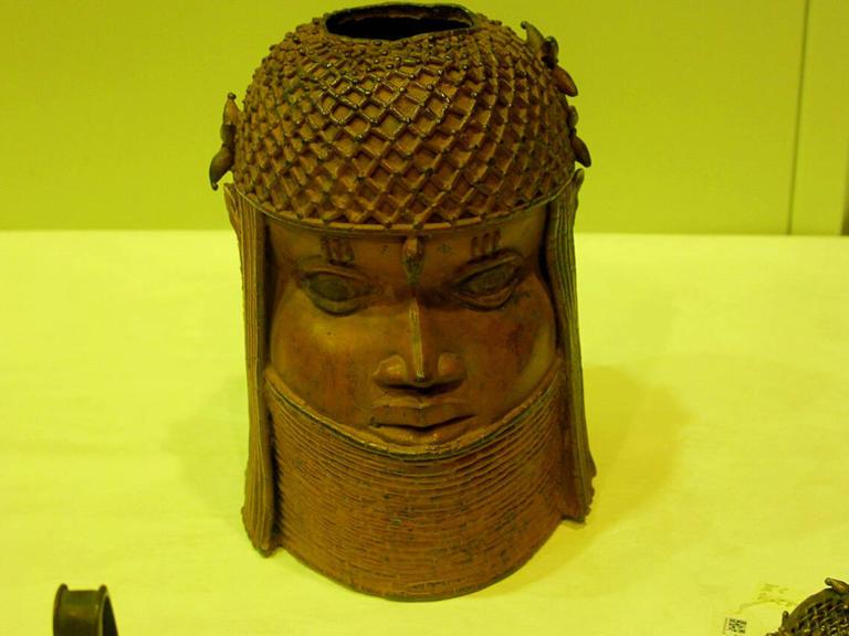 Eine Bronzeplastik zeigt den Kopf eines Königs im Reich Dahomey.