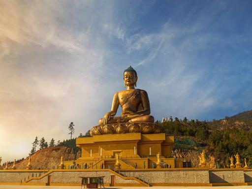 Eine Tempelanlage auf einem Berg gekrönt durch einen riesigen sitzenden goldenen Buddha.
