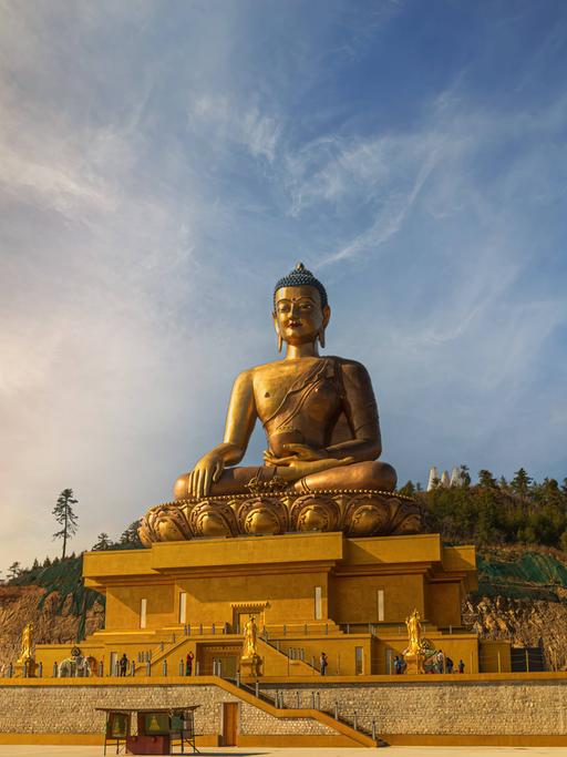 Eine Tempelanlage auf einem Berg gekrönt durch einen riesigen sitzenden goldenen Buddha.