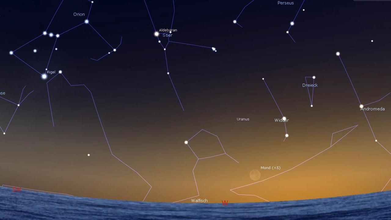 Hauchdünn tief im Westen: Die Mondsichel heute Abend kurz nach Sonnenuntergang