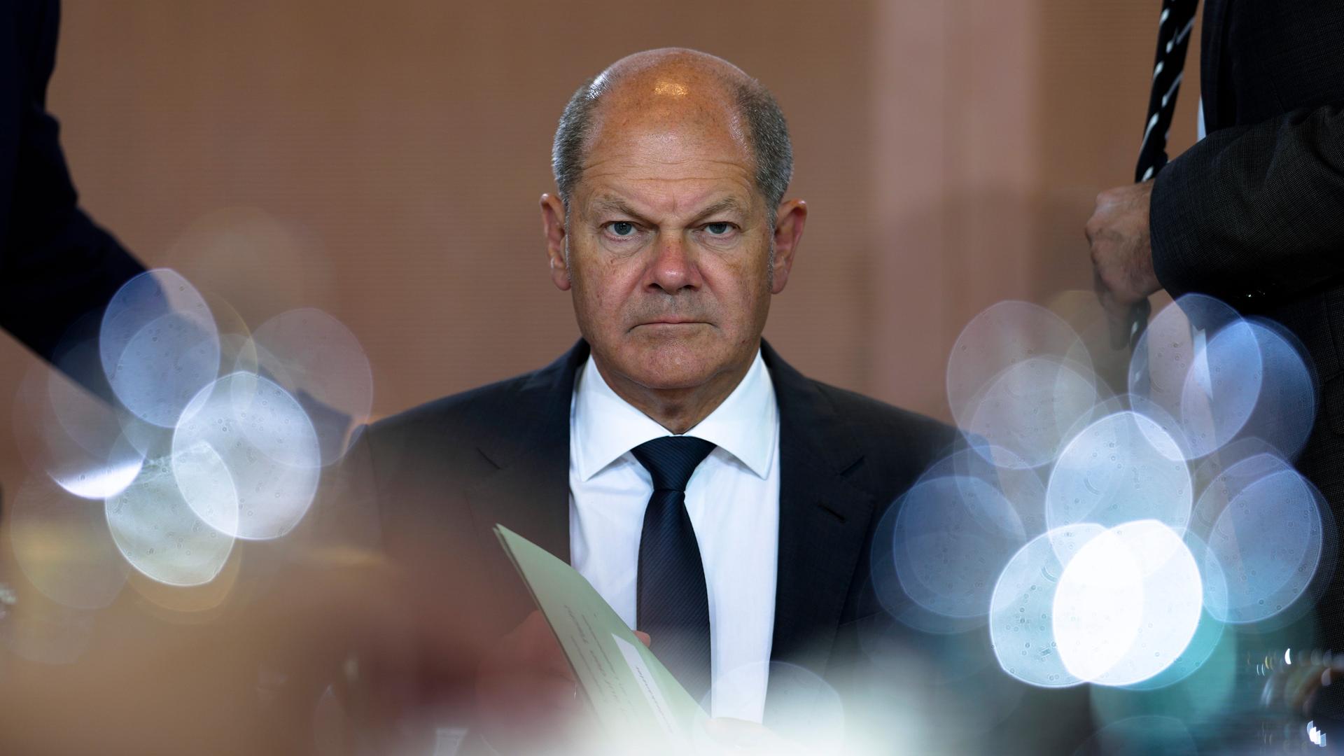 Bundeskanzler Olaf Scholz blickt ernst in die Kamera