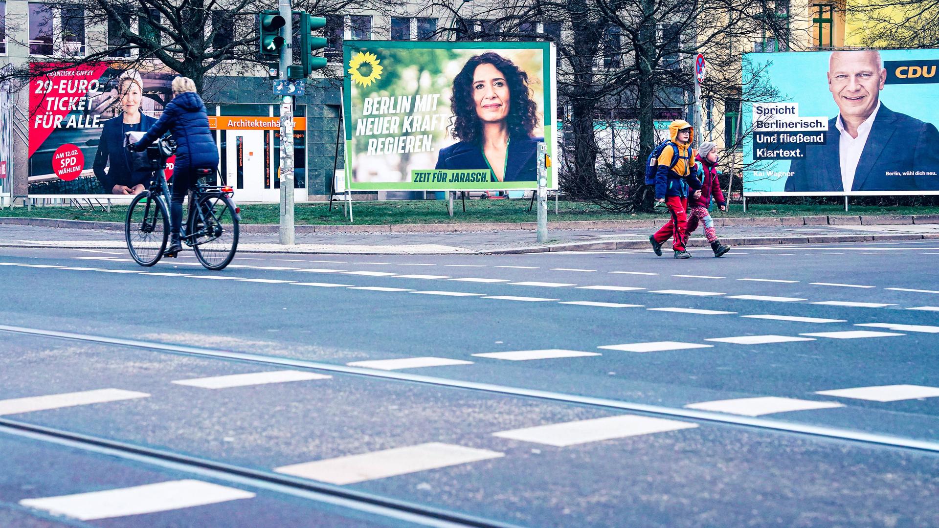 Wahlplakate in Berlin für die Wiederholungswahl des Abgeordnetenhauses. 