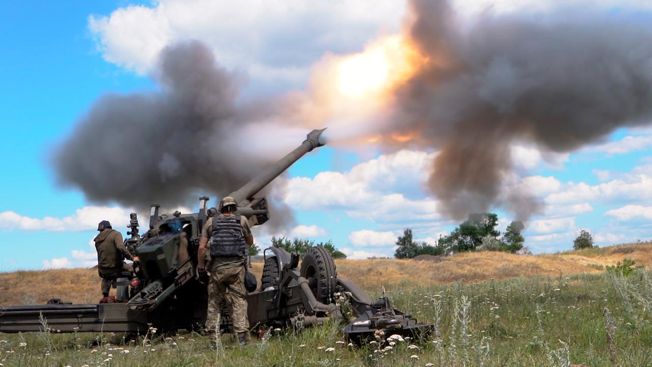 Ukrainische Soldaten feuern eine Haubitze in der Ostukraine ab. Ukrainische Soldaten feuern eine Haubitze in der Ostukraine ab.