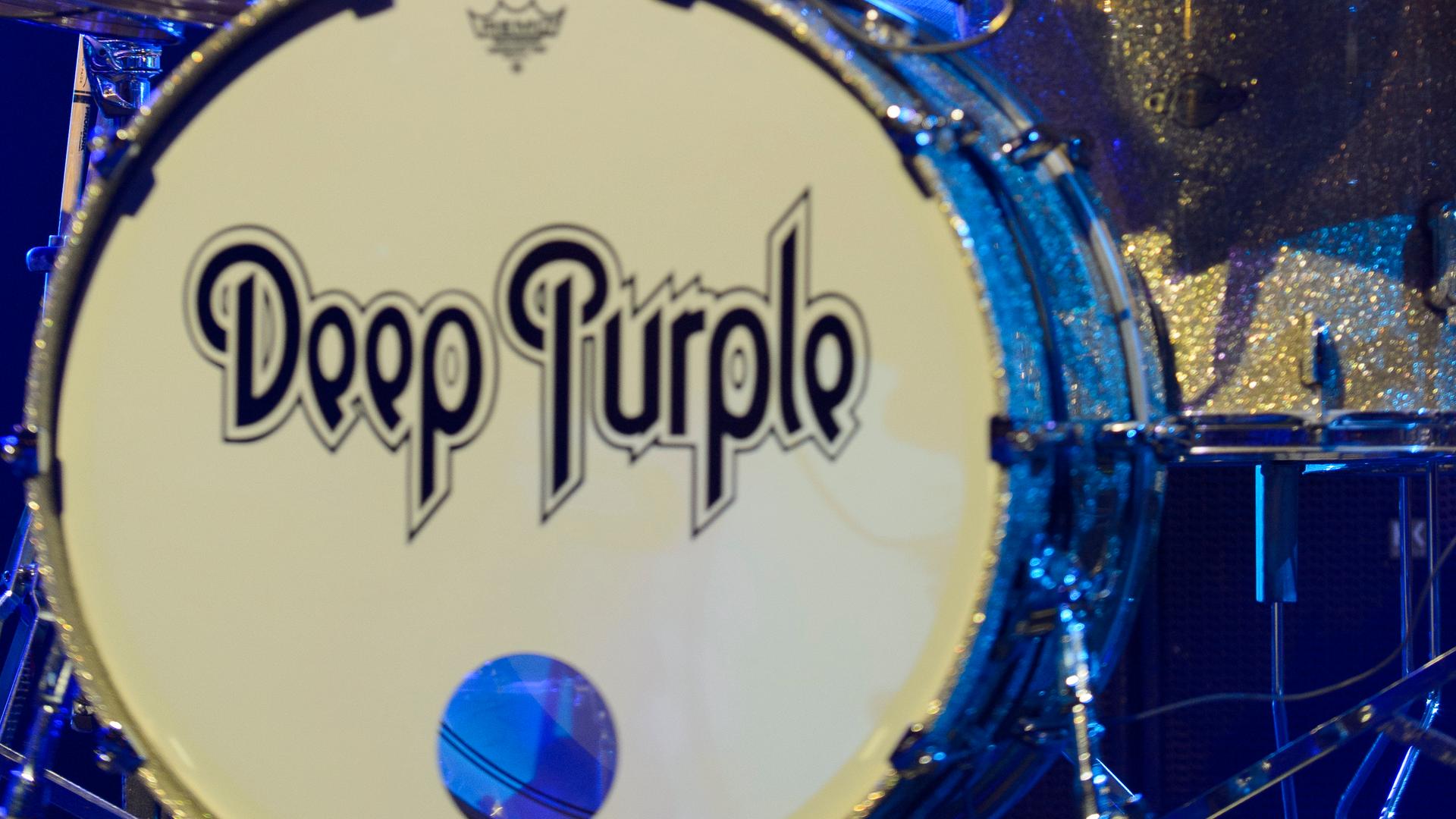 Eine Trommel mit der Aufschrift "Deep Purple" Eine Trommel mit der Aufschrift "Deep Purple"