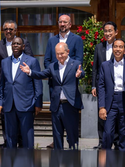 Bayern, Elmau: Bundeskanzler Olaf Scholz (M) steht beim G7-Gipfel beim Familienfoto mit den Outreach Gästen zwischen Emmanuel Macron (vorne l-r), Präsident von Frankreich, Macky Sall, Präsident des Senegal, Jako Widodo, Präsident von Indonesien, und US-Präsident Joe Biden.