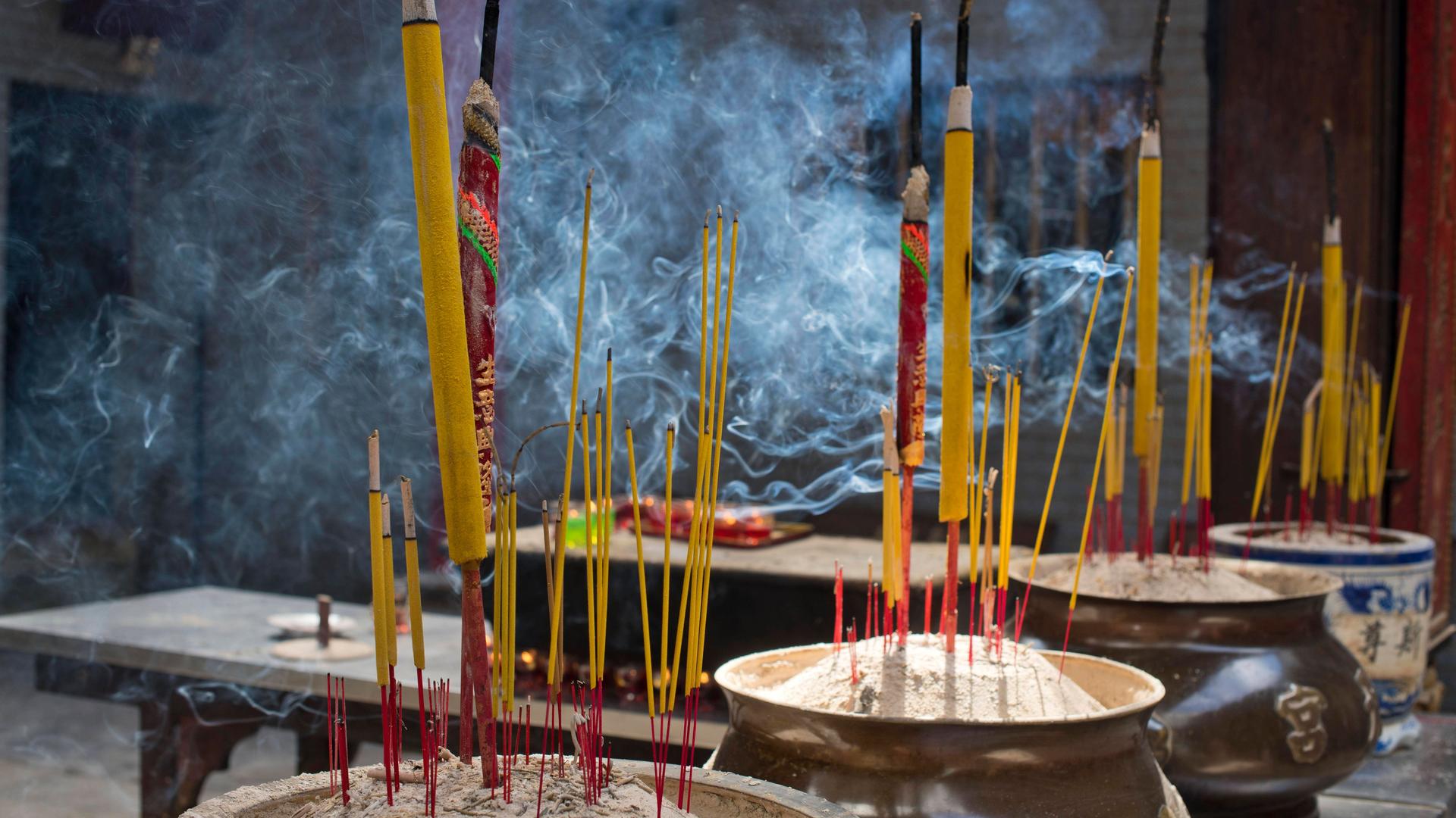 Brennende Räucherstäbchen in einem Topf aus Respekt für Buddha in einem Tempel in Saigon, 2022. Brennende Räucherstäbchen in einem Topf aus Respekt für Buddha in einem Tempel in Saigon, 2022.