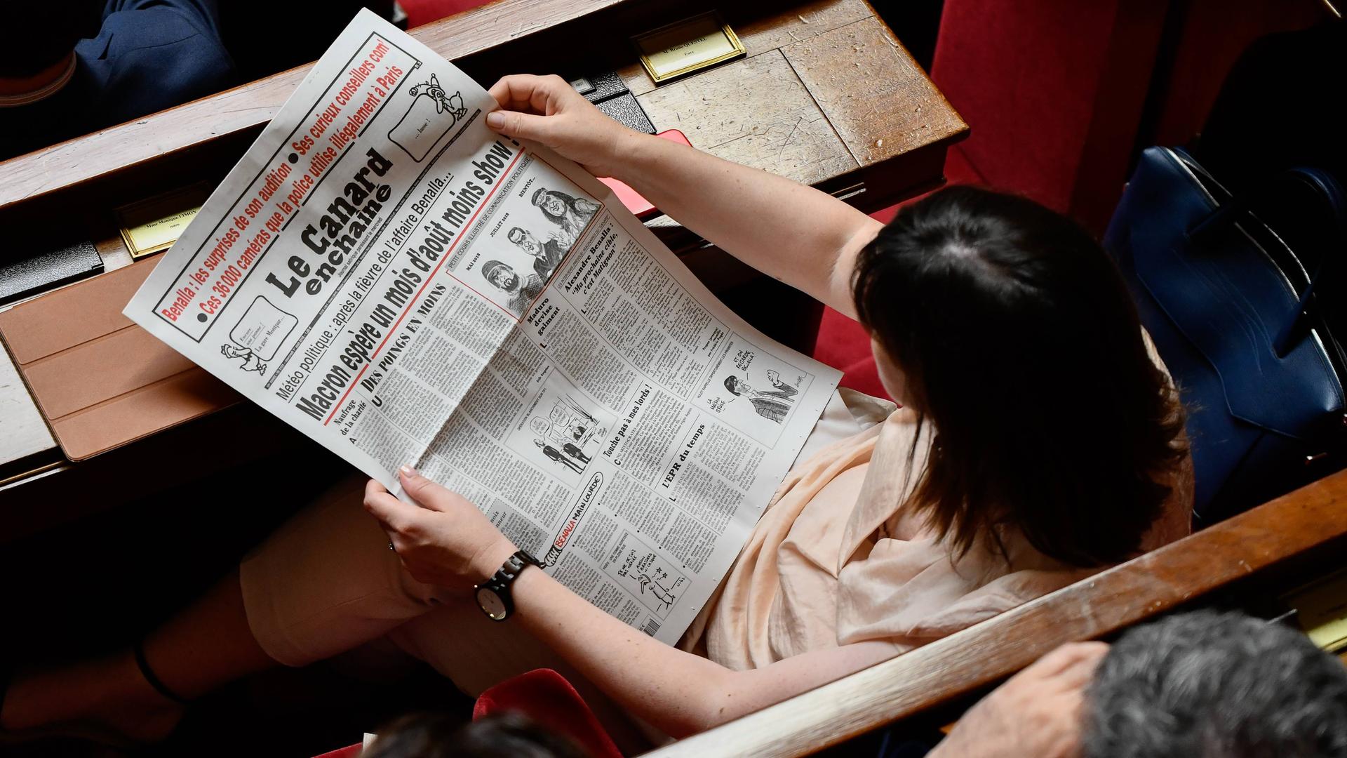 Parlamentsabgeordnete in Frankreich liest die Investigativ-Zeitung "Le Canard enchainé" Parlamentsabgeordnete in Frankreich liest die Investigativ-Zeitung "Le Canard enchainé"