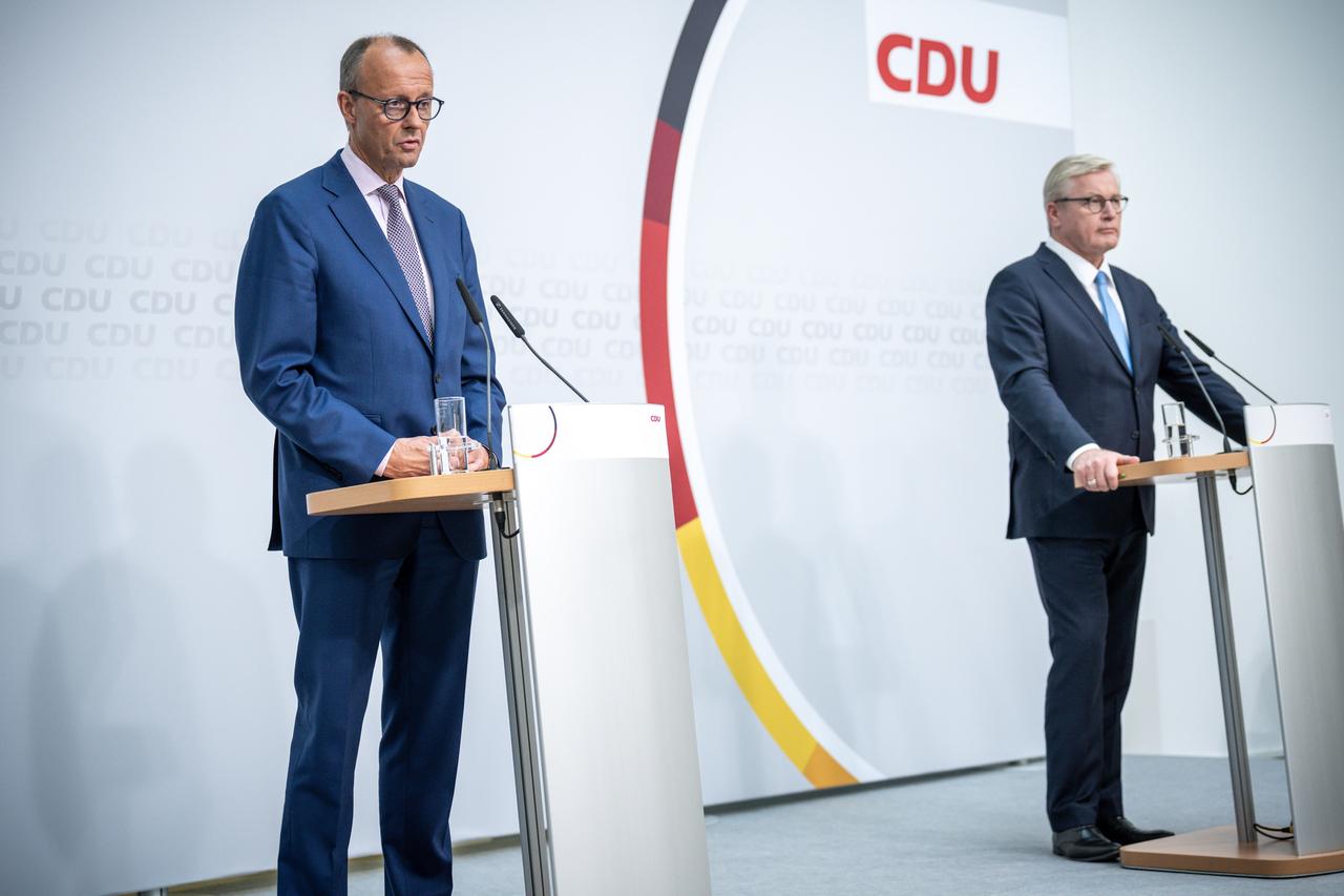 CDU-Chef Friedrich Merz (l) und der unterlegene CDU-Spitzenkandidat Bernd Althusmann CDU-Chef Friedrich Merz (l) und der unterlegene CDU-Spitzenkandidat Bernd Althusmann