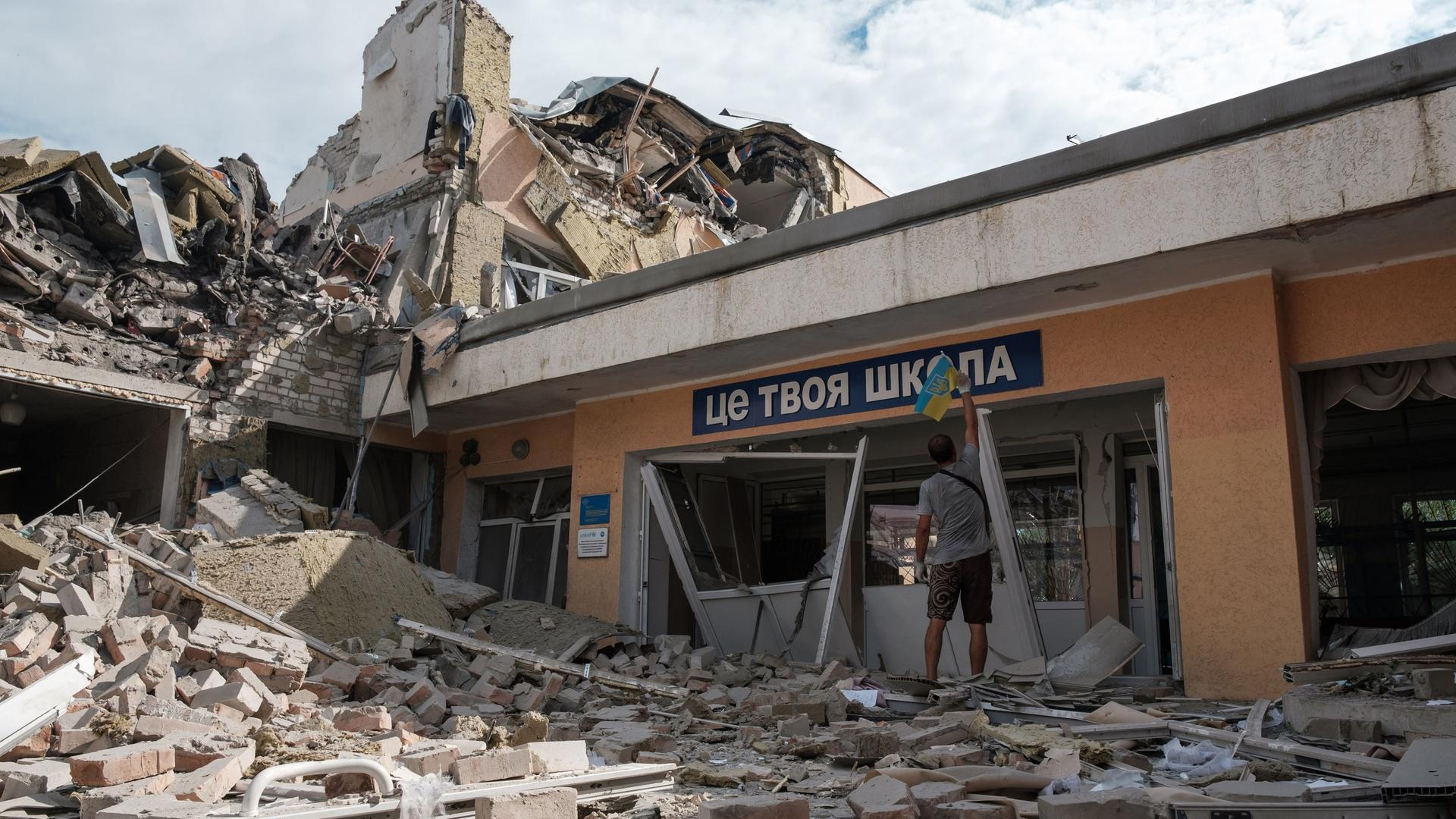Ein nach einem russischen Raketenangriff völlig zerstörtes Gebäude in der Region Donezk.