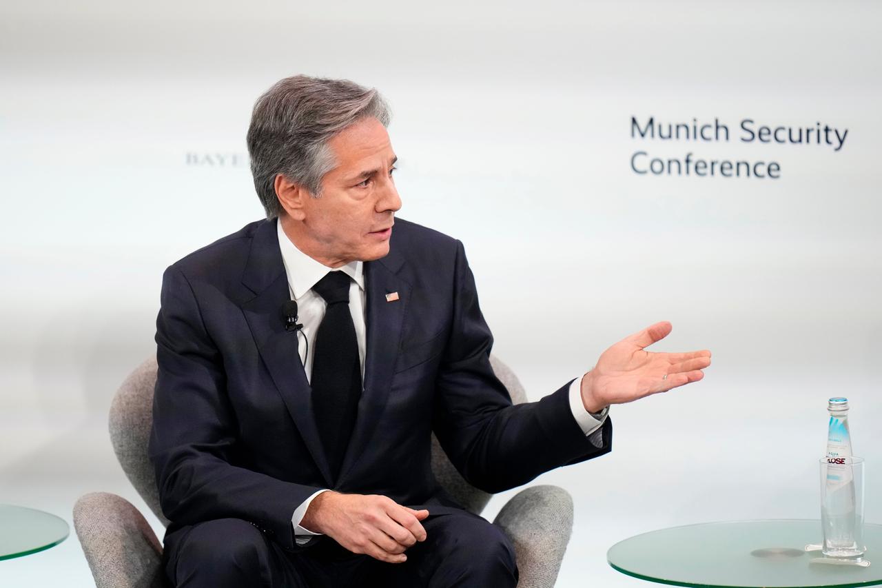 US-Außenminister Blinken sitzt bei der Münchner Sicherheitskonferenz auf dem Podium.