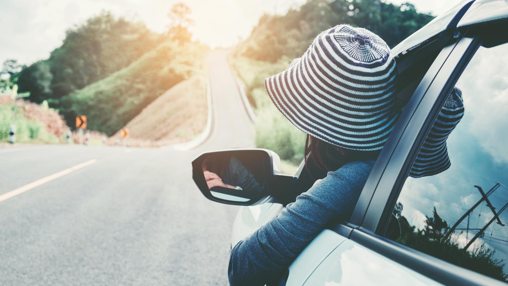 Vier Freundinnen fahren in einem Auto über das Land. Sie erhalten widersprüchliche Hinweise über einen Autrag. Vier Freundinnen fahren in einem Auto über das Land. Sie erhalten widersprüchliche Hinweise über einen Autrag.
