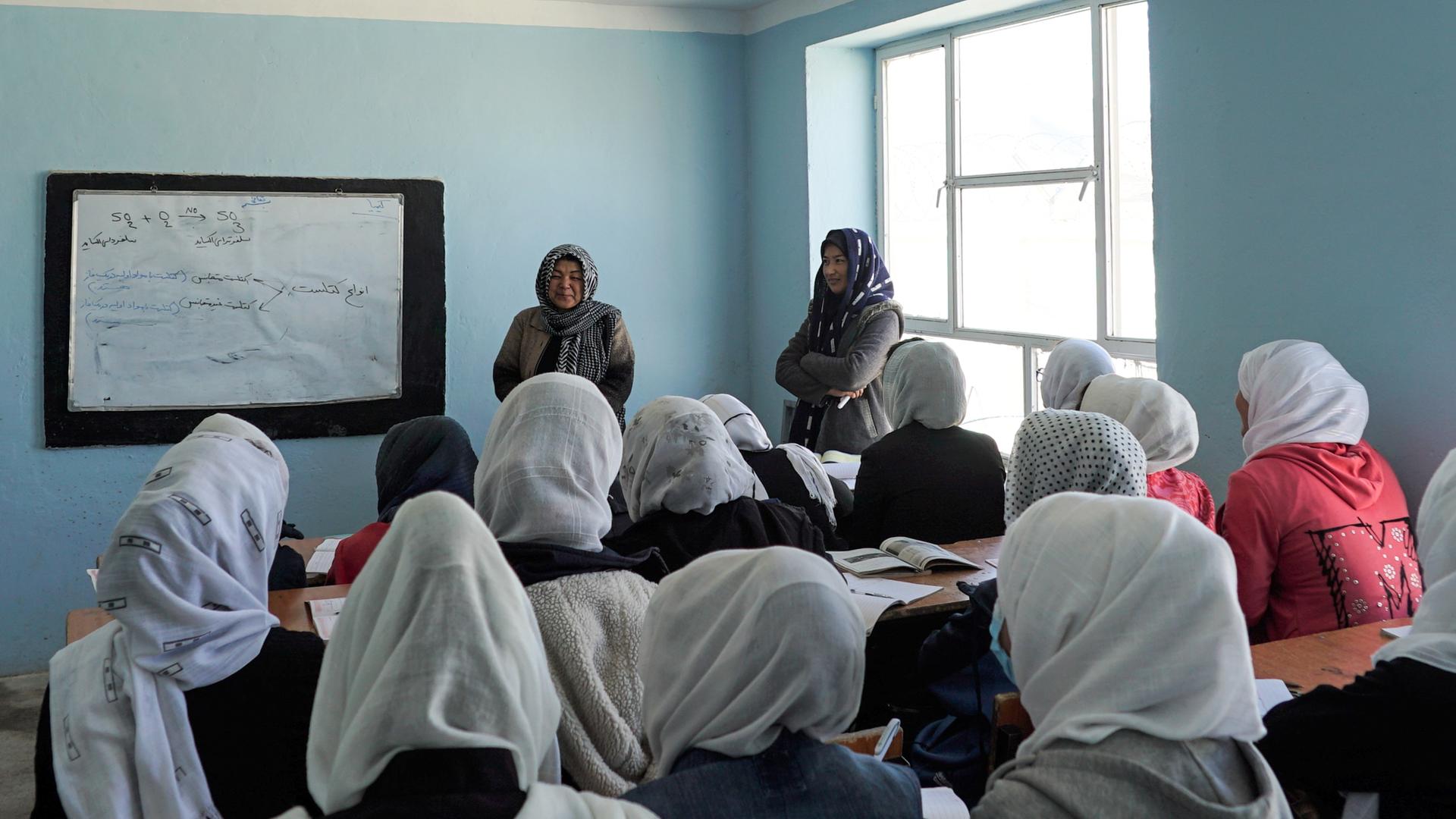 Das Foto zeigt Schülerinnen in Afghanistan. Das Foto zeigt Schülerinnen in Afghanistan.