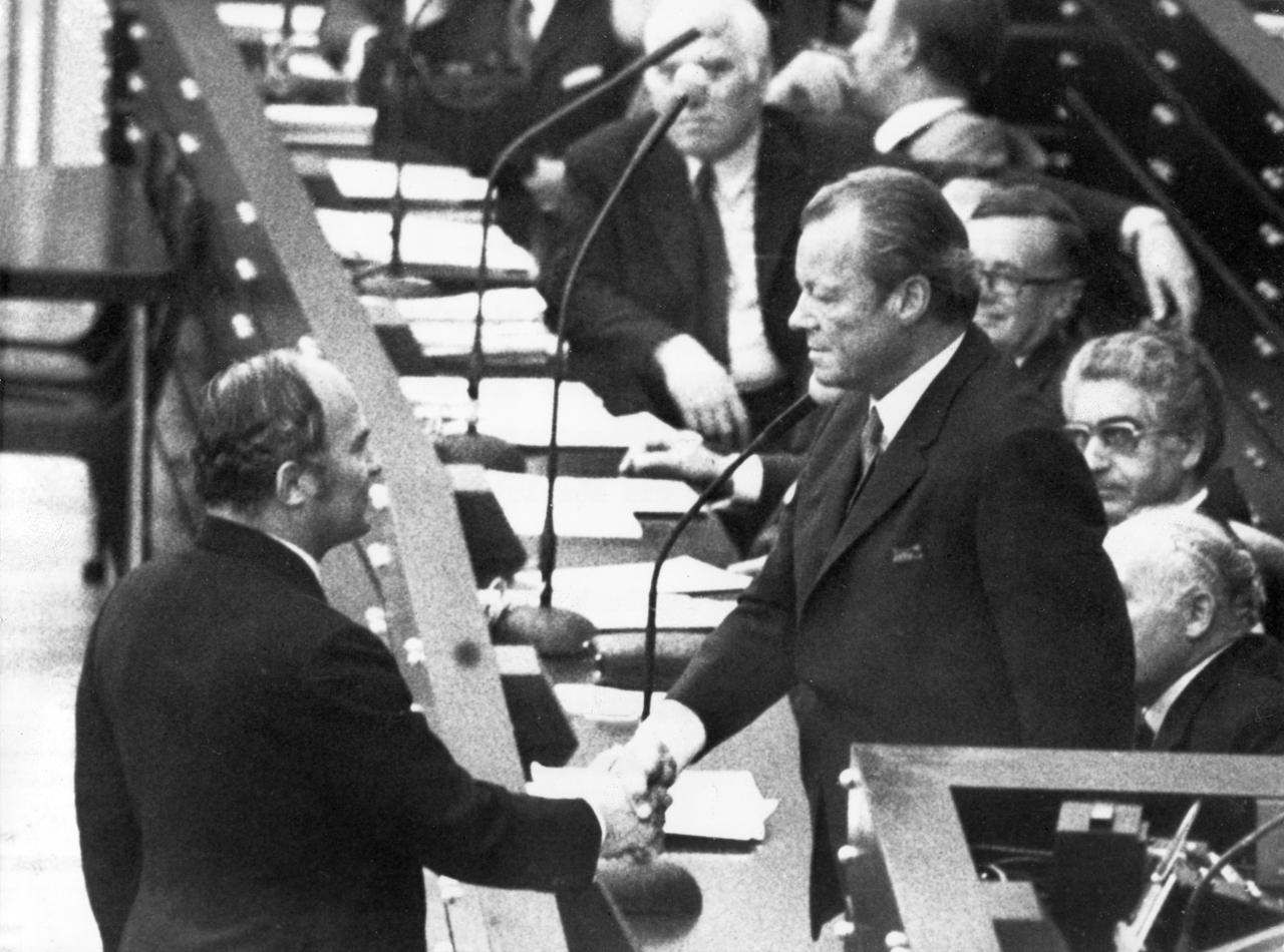 Rainer Barzel (CDU, l.) gratuliert am 27.04.1972 in Bonn Bundeskanzler Willy Brandt (SPD), nachdem das von der CDU/CSU-Bundestagsfraktion angestrengte Konstruktive Misstrauensvotum gegen Brandt im Bundestag gescheitert ist.