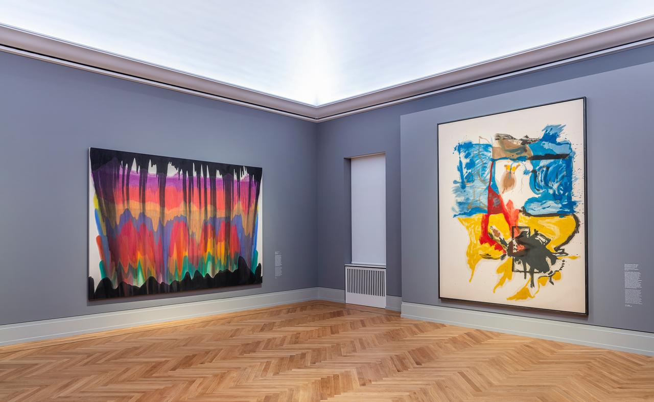 Blick in die Ausstellung: Zwei abstrakte Gemälde hängen nebeneinander.