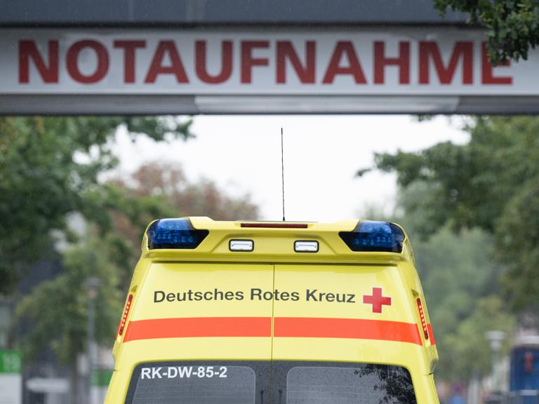 Ein Krankenwagen fährt auf dem Gelände des Uniklinikum Dresden vor einem Schild mit der Aufschrift âNotaufnahmeâ. Drastisch steigende Energiekosten und Inflation setzen die Krankenhäuser in Sachsen unter wirtschaftlichen Druck.
