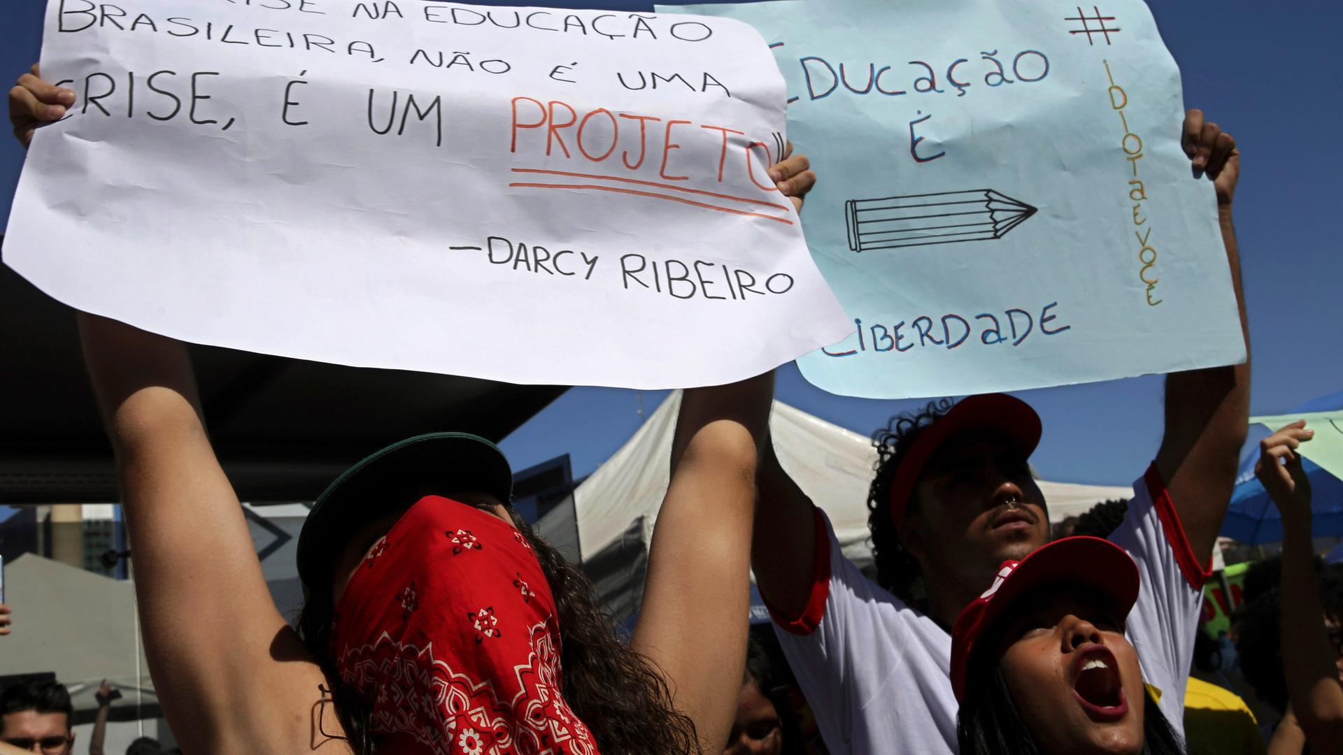"Die Bildungskrise in Brasilien ist keine Krise, sie ist ein Projekt.": Mit diesem Zitat von Darcy Ribeiro protestieren Demonstrierende während des landesweiten Bildungsstreiks 2019 Brasilia. "Die Bildungskrise in Brasilien ist keine Krise, sie ist ein Projekt.": Mit diesem Zitat von Darcy Ribeiro protestieren Demonstrierende während des landesweiten Bildungsstreiks 2019 Brasilia.