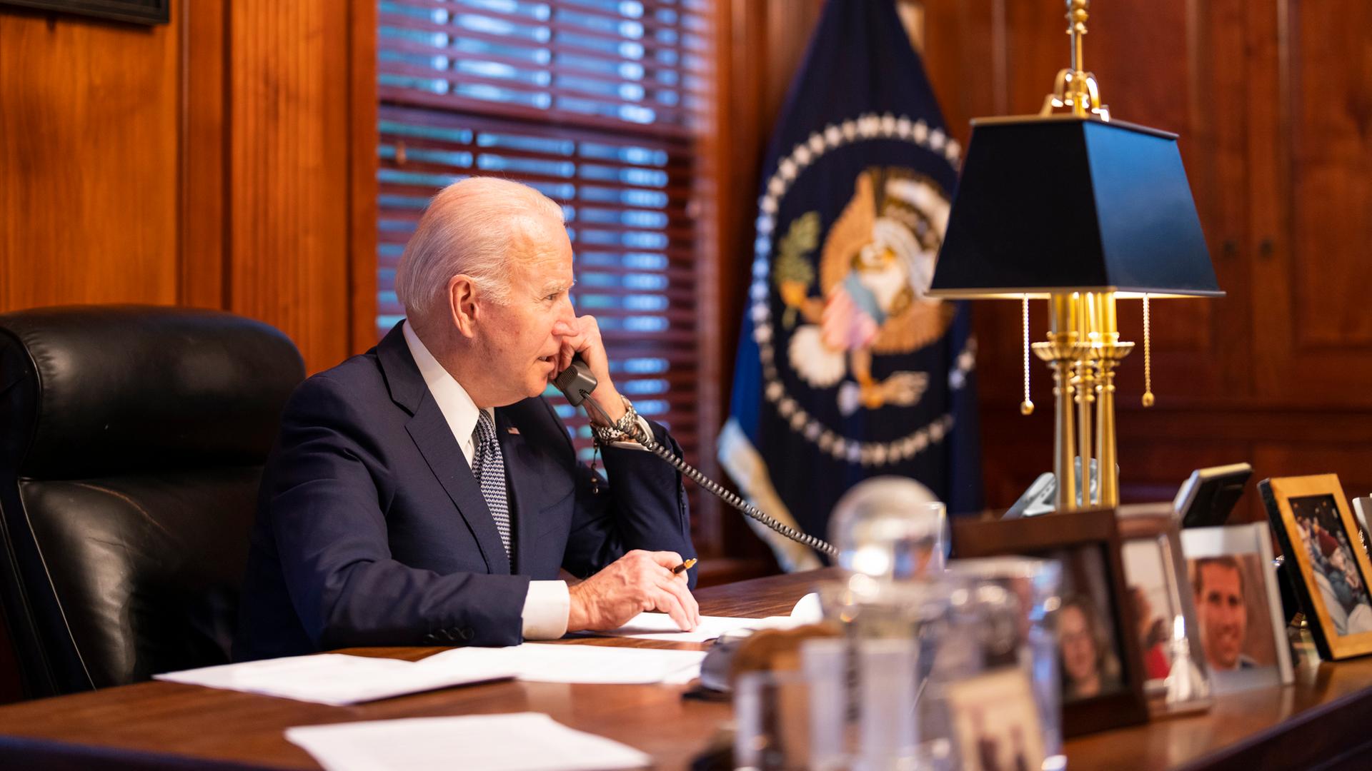 US-Präsident Joe Biden telefoniert an seinem Schreibtisch im Oval Office. Am anderen Ende der Leitung ist Wladimir Putin.