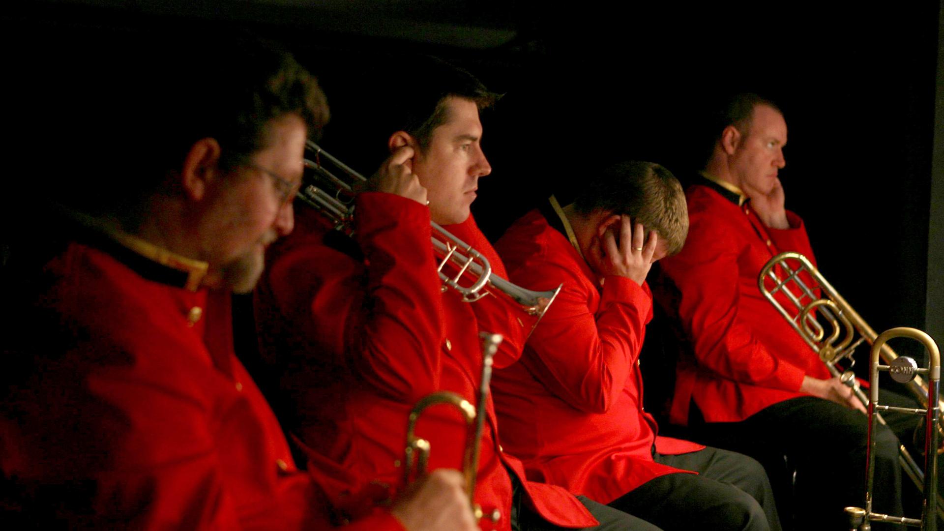 Blechbläser eines Orchesters schützen ihre Ohren im Orchestergraben während einer Aufführung im Sydney Opera Hourse am 6. November 2006. Blechbläser eines Orchesters schützen ihre Ohren im Orchestergraben während einer Aufführung im Sydney Opera Hourse am 6. November 2006.