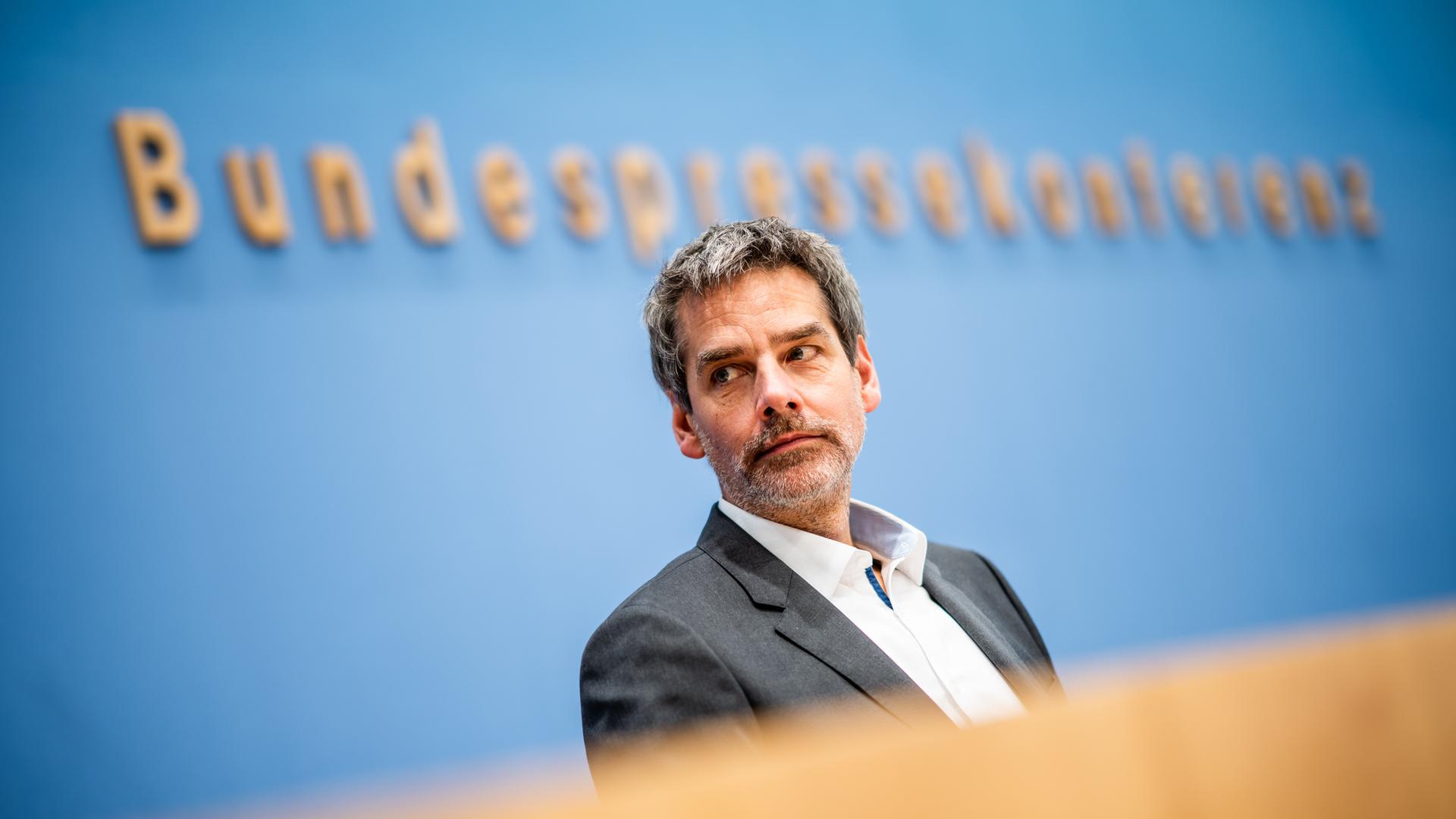 Regierungssprecher Steffen Hebestreit spricht am 13.12.2021 bei seiner ersten Regierungs-Pressekonferenz in der Bundespressekonferenz teil. Regierungssprecher Steffen Hebestreit spricht am 13.12.2021 bei seiner ersten Regierungs-Pressekonferenz in der Bundespressekonferenz teil.