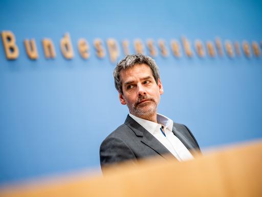 Regierungssprecher Steffen Hebestreit spricht am 13.12.2021 bei seiner ersten Regierungs-Pressekonferenz in der Bundespressekonferenz teil.