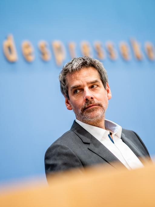 Regierungssprecher Steffen Hebestreit spricht am 13.12.2021 bei seiner ersten Regierungs-Pressekonferenz in der Bundespressekonferenz teil.