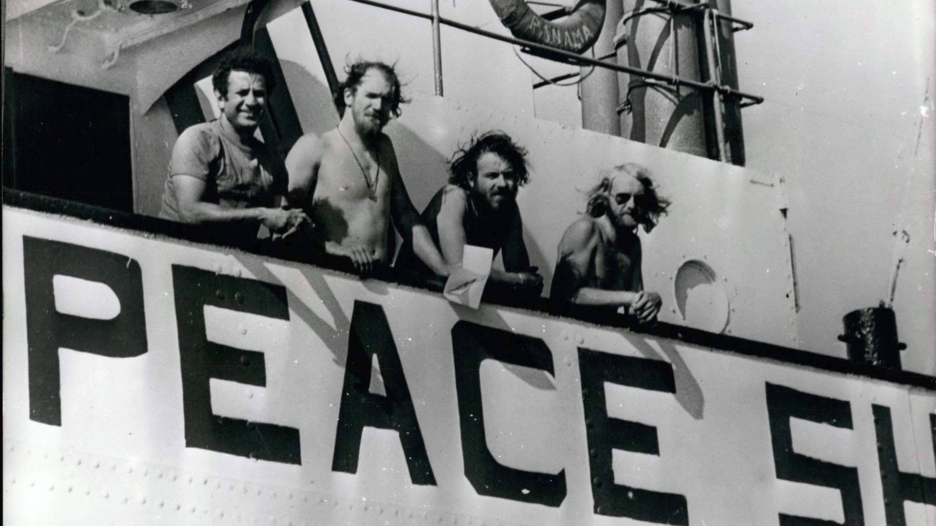 Das Foto zeigt Abie Nathan (lks.) mit einigen Mitgliedern seiner Crew in Haifa im Jahr 1975. Das Foto zeigt Abie Nathan (lks.) mit einigen Mitgliedern seiner Crew in Haifa im Jahr 1975.