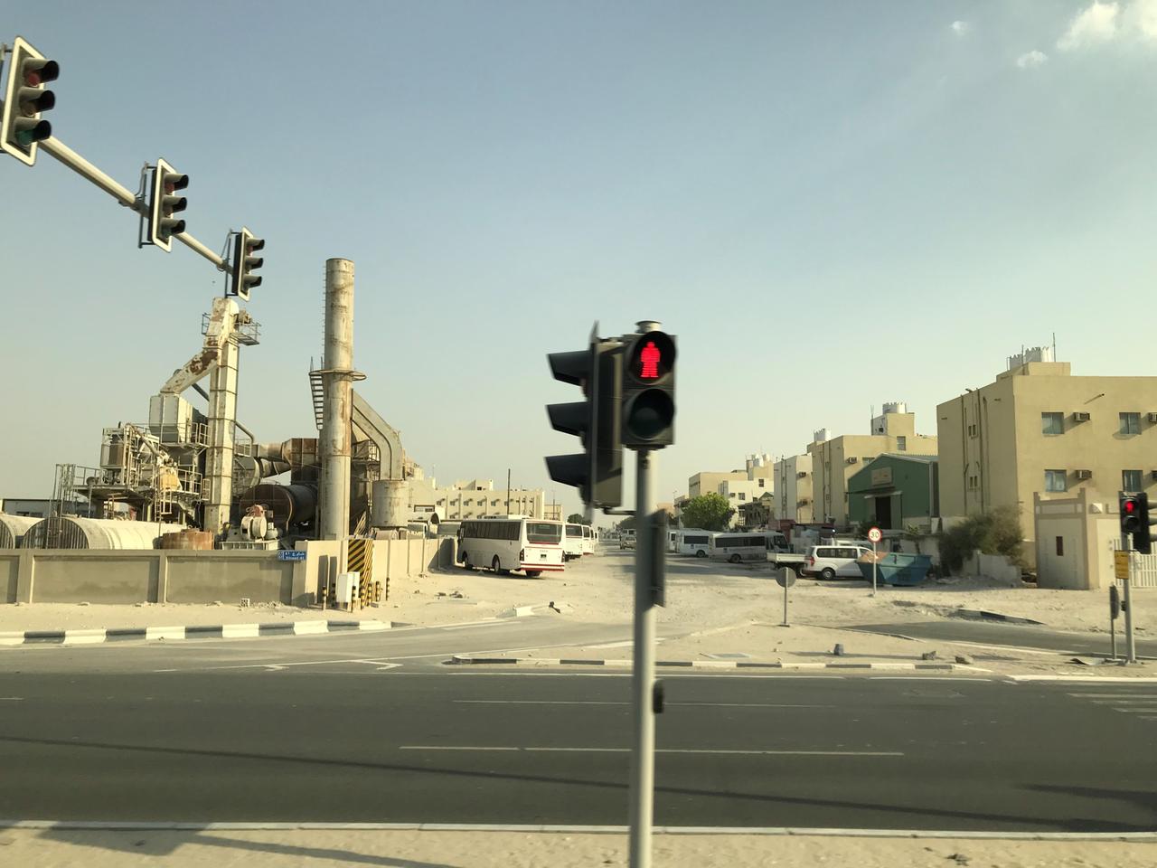 Farblose Straßen, Industrieanlagen und Häuser in der Industrial Area in Doha. Farblose Straßen, Industrieanlagen und Häuser in der Industrial Area in Doha.