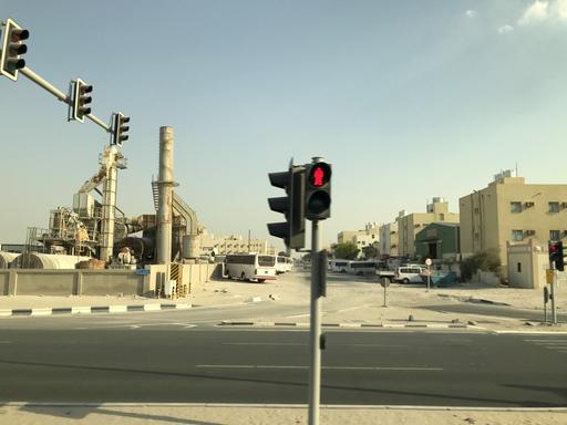 Farblose Straßen, Industrieanlagen und Häuser in der Industrial Area in Doha.