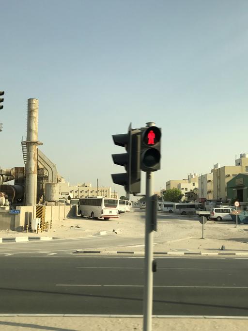 Farblose Straßen, Industrieanlagen und Häuser in der Industrial Area in Doha.