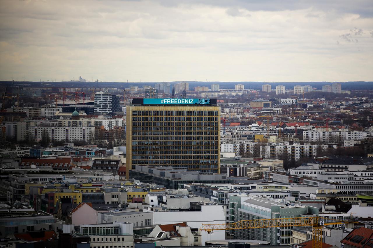 Der Slogan #FREEDENIZ ist auf der Fassade des Axel Springer Hauses in Berlin zu sehen.Aufnahmedatum
28.02.2017 Der Slogan #FREEDENIZ ist auf der Fassade des Axel Springer Hauses in Berlin zu sehen.Aufnahmedatum
28.02.2017
