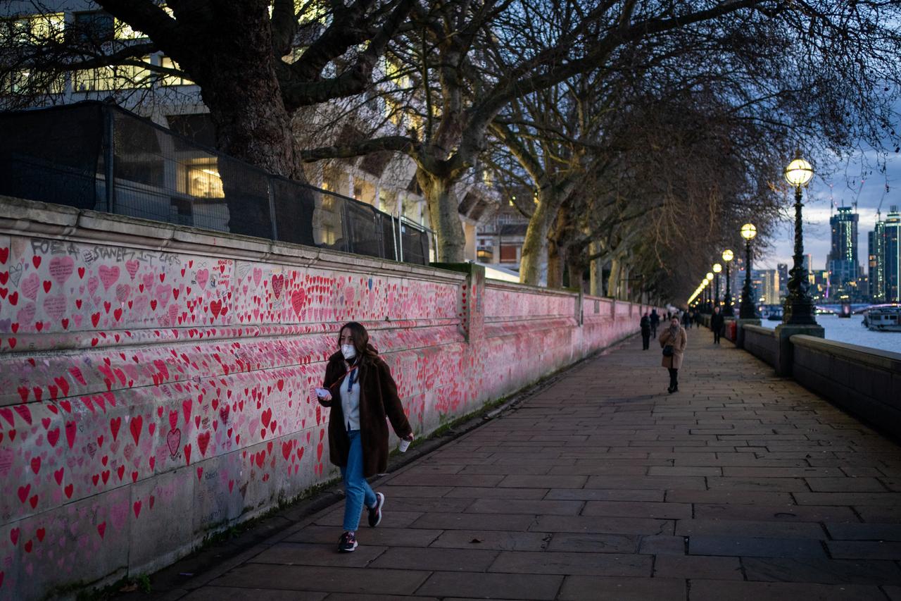Ein Herz mit Namen der an Covid Verstorbenen an der "National Covid Memorial Wall" in Westminster, London. 