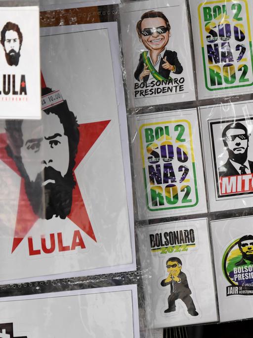 Ein Mann bekommt am 28. Oktober 2022 in Sao Paulo, Brasilien, auf einer Hauptstraße einen Aufkleber des brasilianischen Präsidentschaftskandidaten Jair Bolsonaro. 